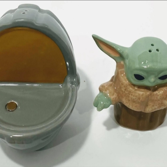 Star Wars - Yoda The Child sculpted Ceramic Salt Pepper Shaker set Mandalorian - Picture 4 of 6